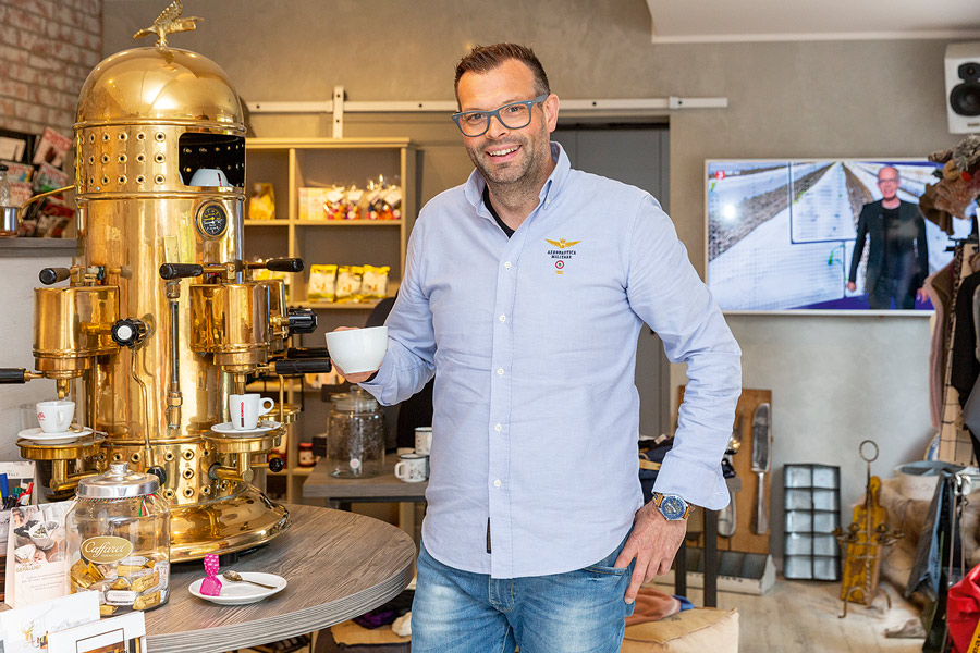 Christian Lindner vor der Kaffeemaschine im Feinkostladen in Braunlage