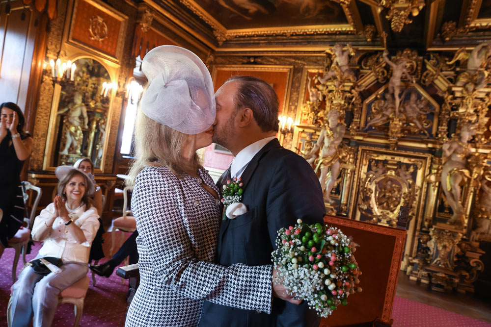 Kuss des Hochzeitspaares zu Schaumburg-Lippe