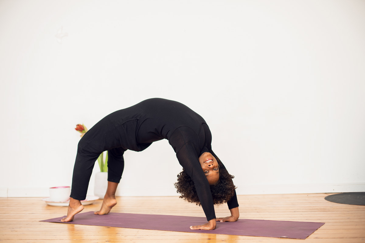 Denise M'Baye beim Yoga
