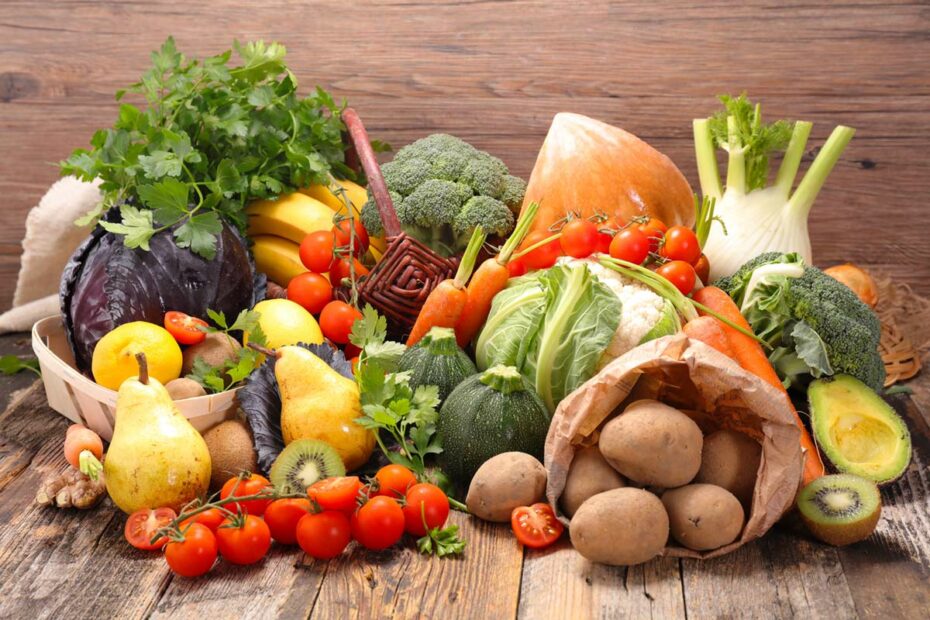 frisches Obst und Gemüse auf einem Küchentisch