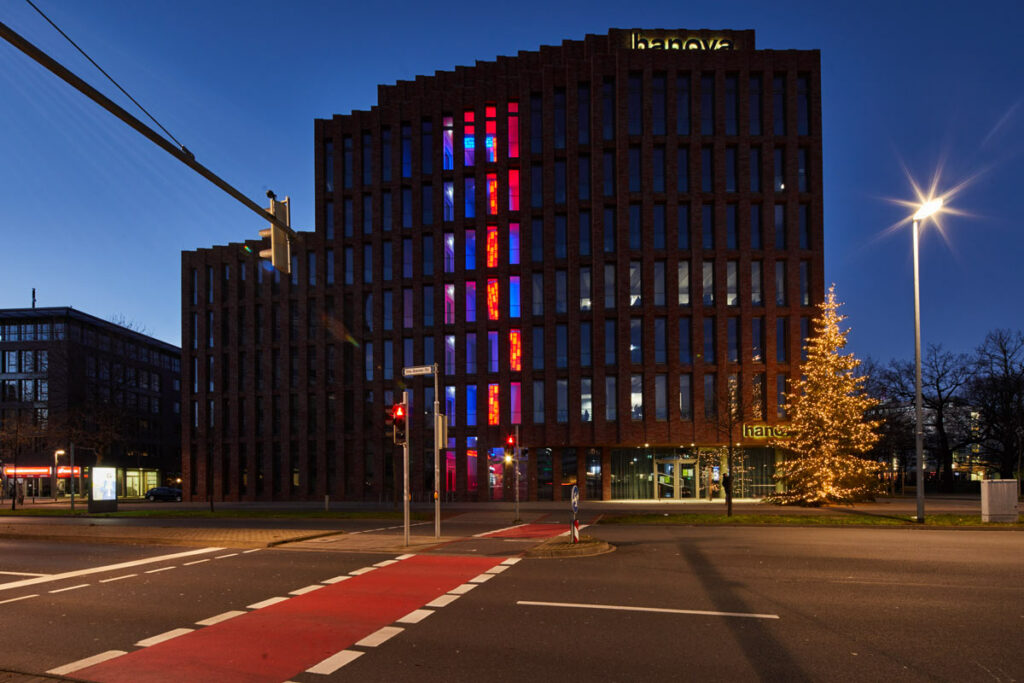Hanova Gebäude am Steintorplatz mit Lichtinstallation von Paul Schwer