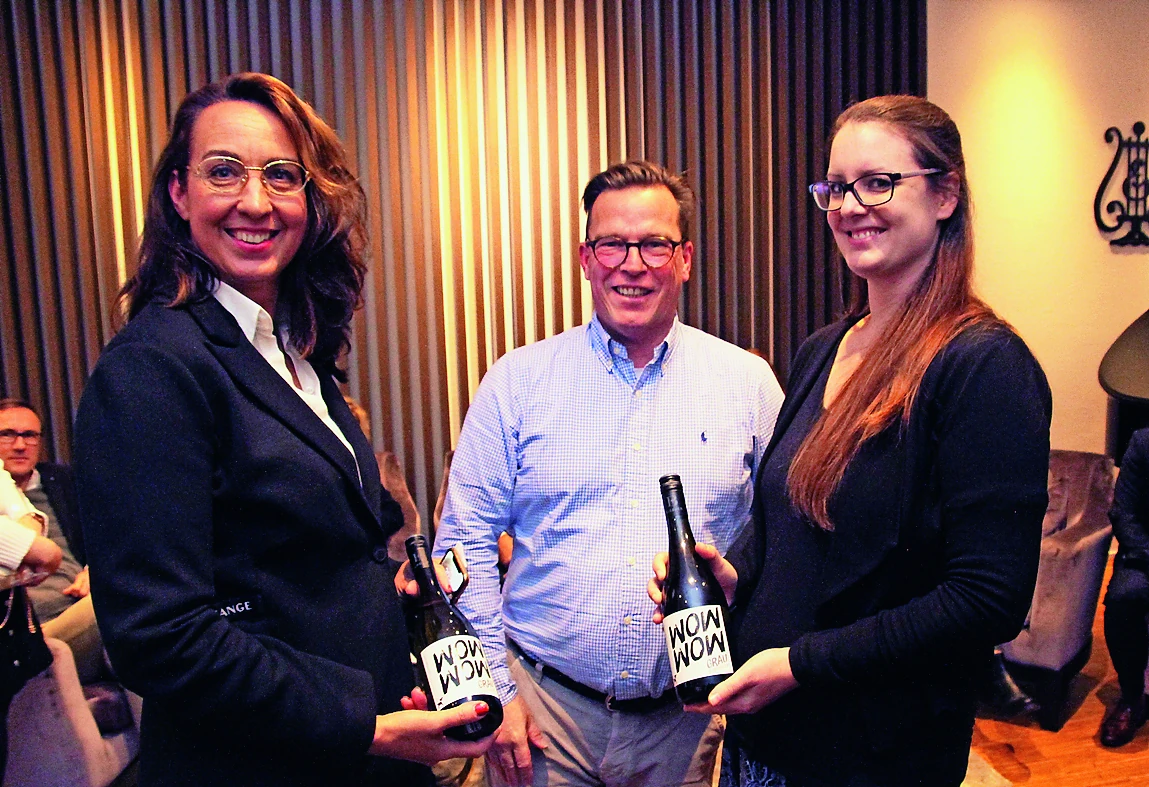 Als Gastgeschenk bringt der amtierende Lions-Präsident Bodo Svenson zwei Flaschen Wein für Ariana Jablonka und Anne Brünenkamp vom Klavierhaus Döll mit.