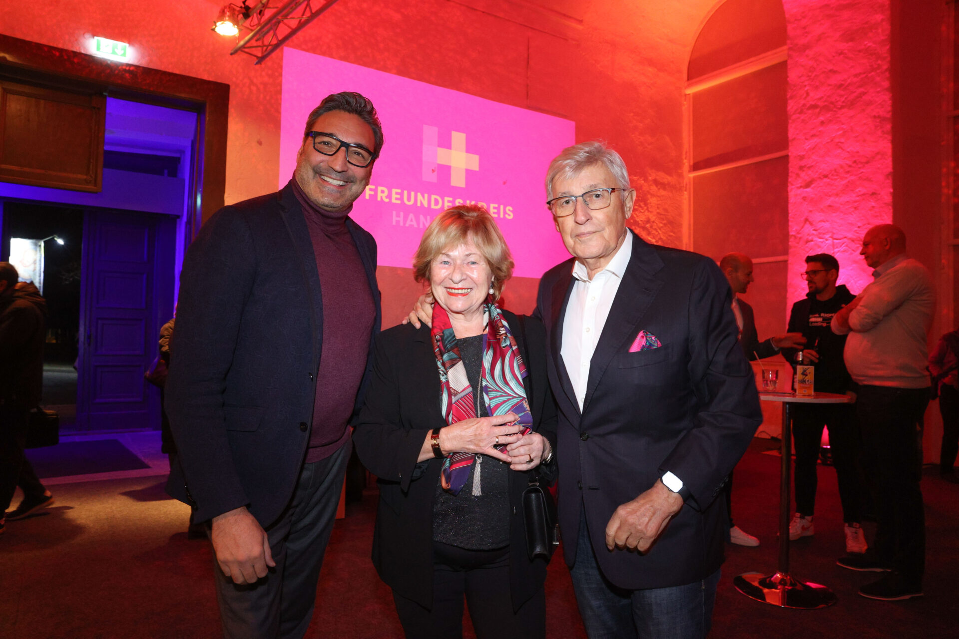 Hannover, Verleihung Stadtkulturpreis an Fury in the Slaughterhouse, Mousse T gratuliert.