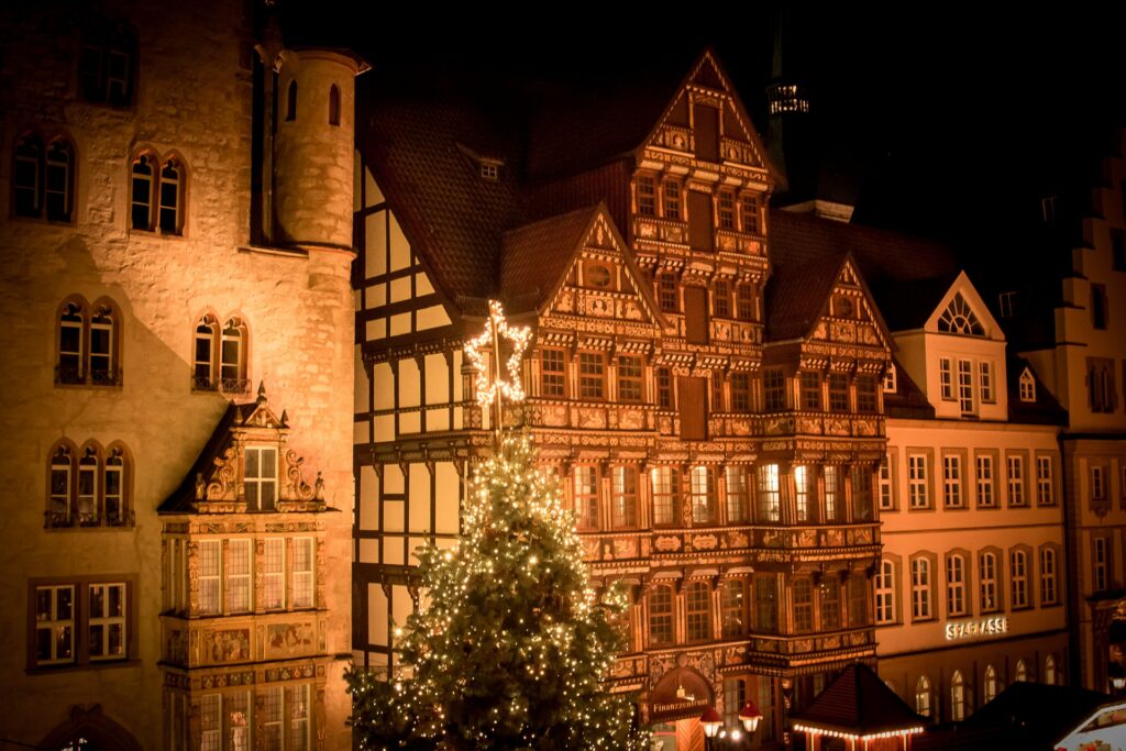 Weihnachtsmarkt Hildesheim in der Altstadt, Beleuchtung im Dunkeln
