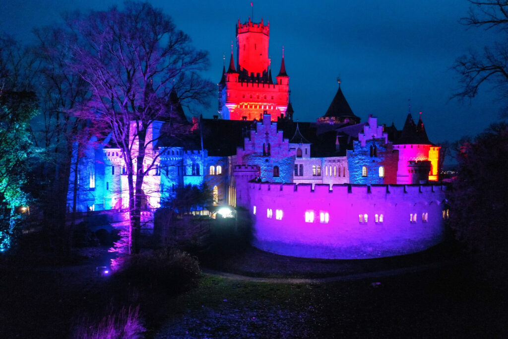 Schloss Marienburg bei Nacht mit Weihnachtsbeleuchtung