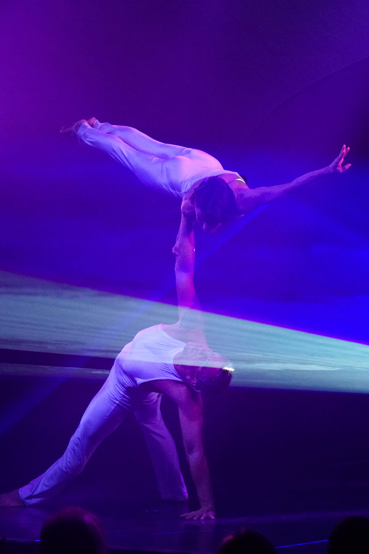 Zauberhaft: Duo Ogor bewegt sich zeitlupenartig in akrobatische Positionen.