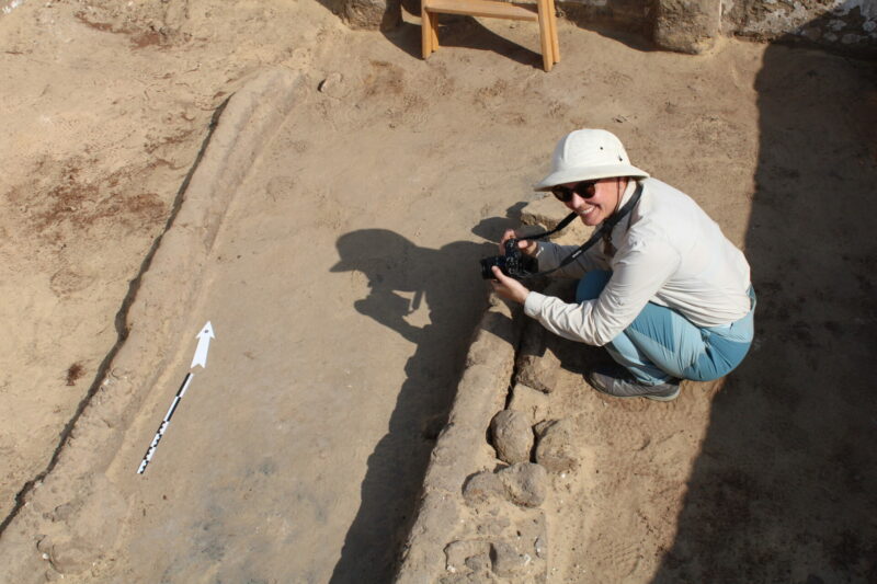 Archäologin in Grabstätte