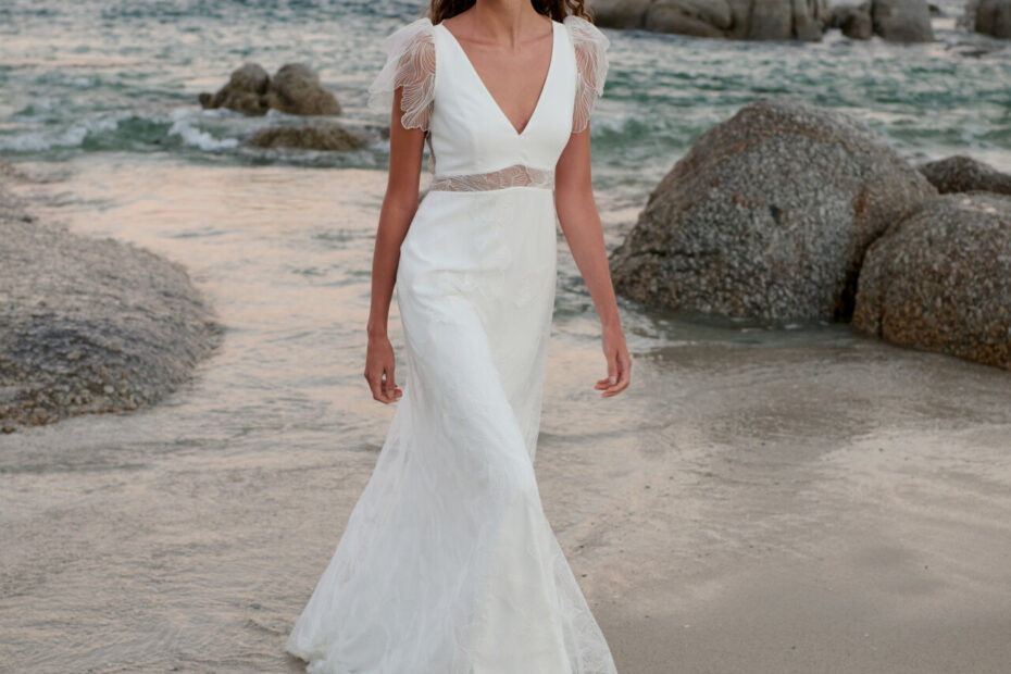 Braut im Brautkleid am Strand